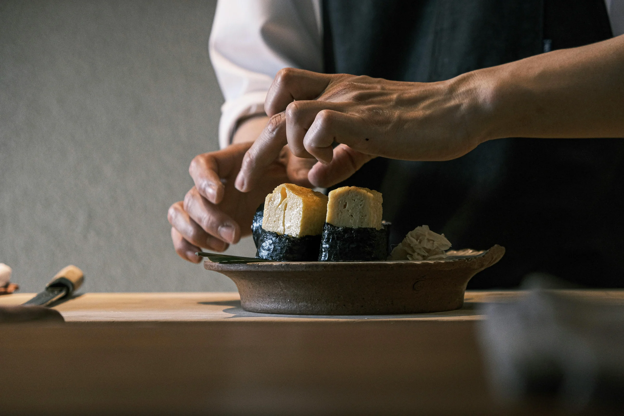 Precisión y oficio en la preparación de sushi