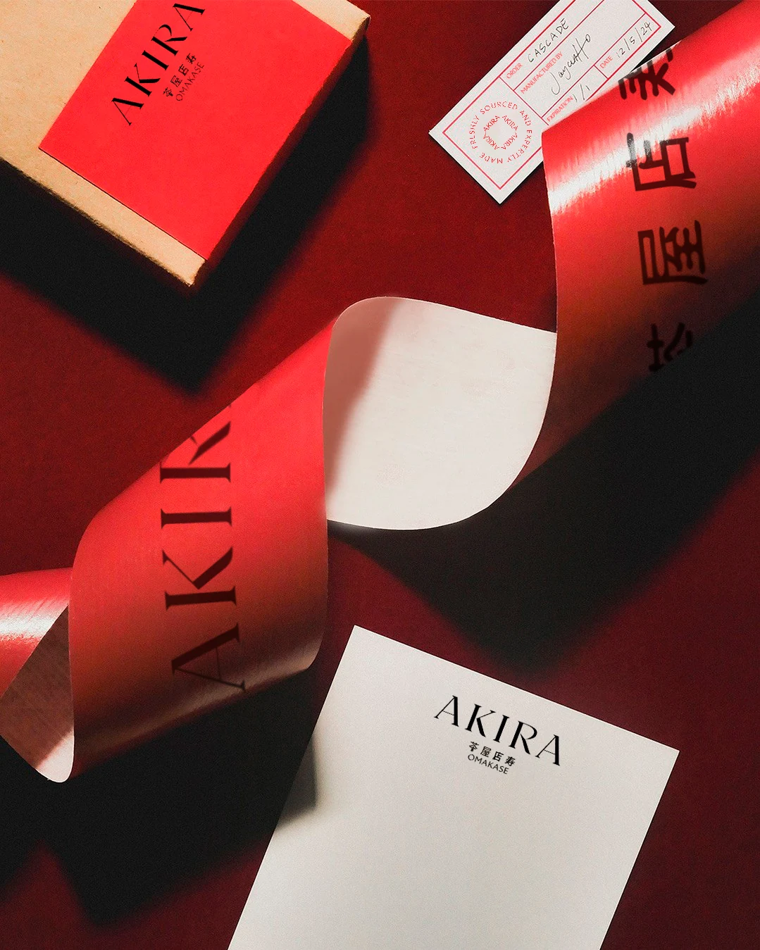 Packaging de Akira en la paleta roja, negra y marfil