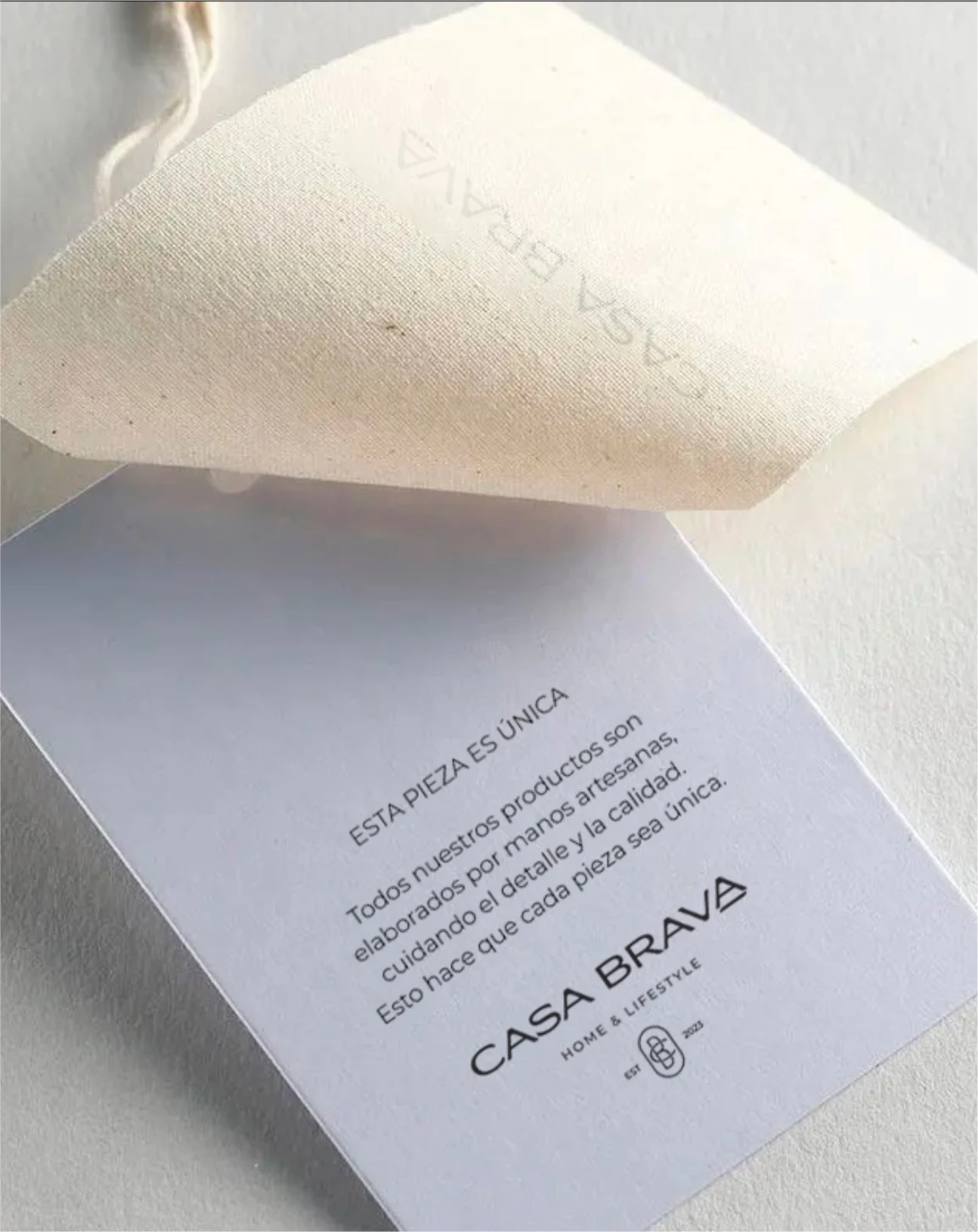Pieza editorial de Casa Brava aplicada sobre textiles