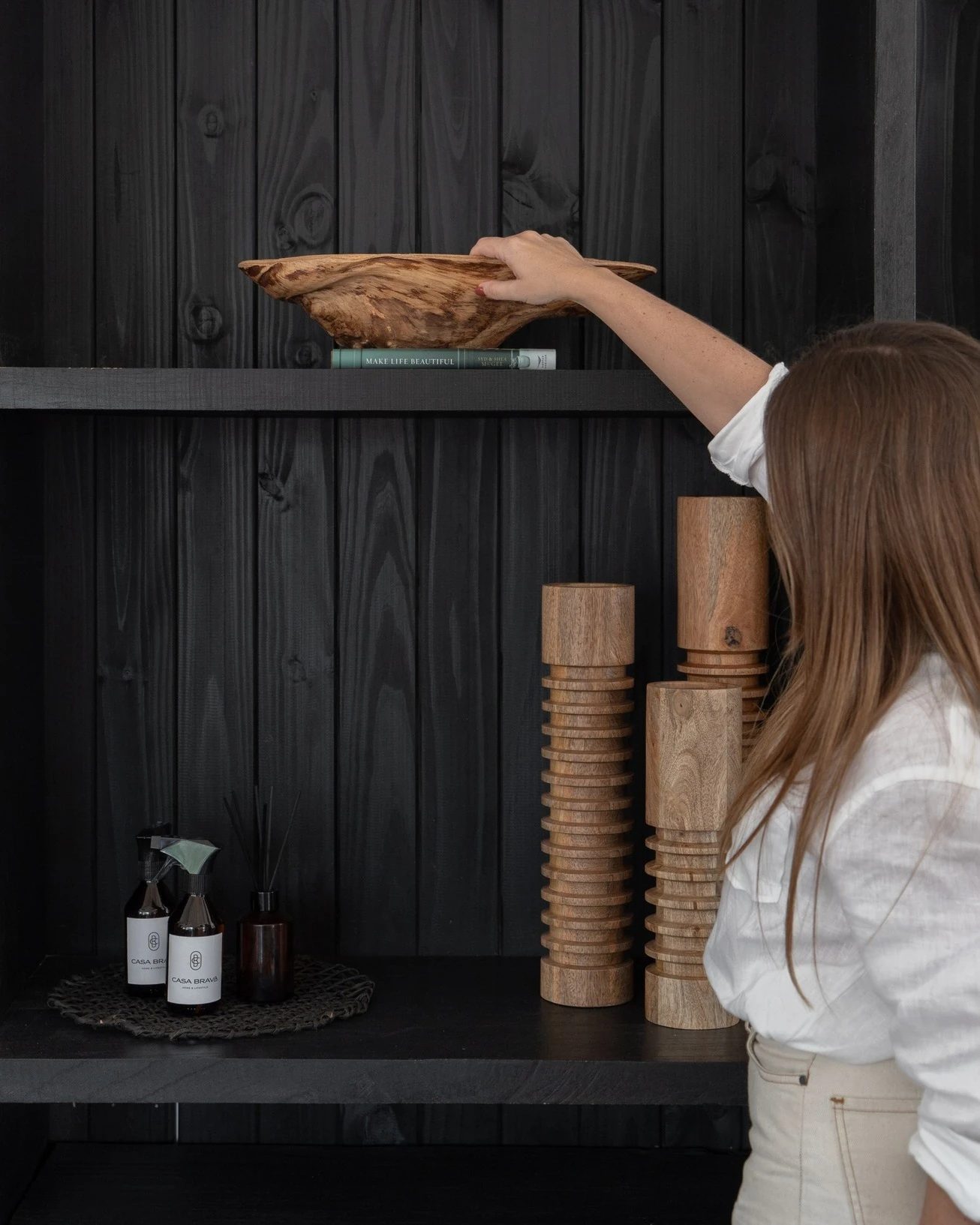 Experiencia Casa Brava en un interior de tonos oscuros y materiales naturales