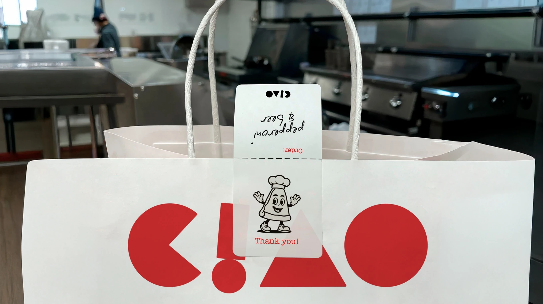 Identidad de Ciao en la fachada de la pizzería