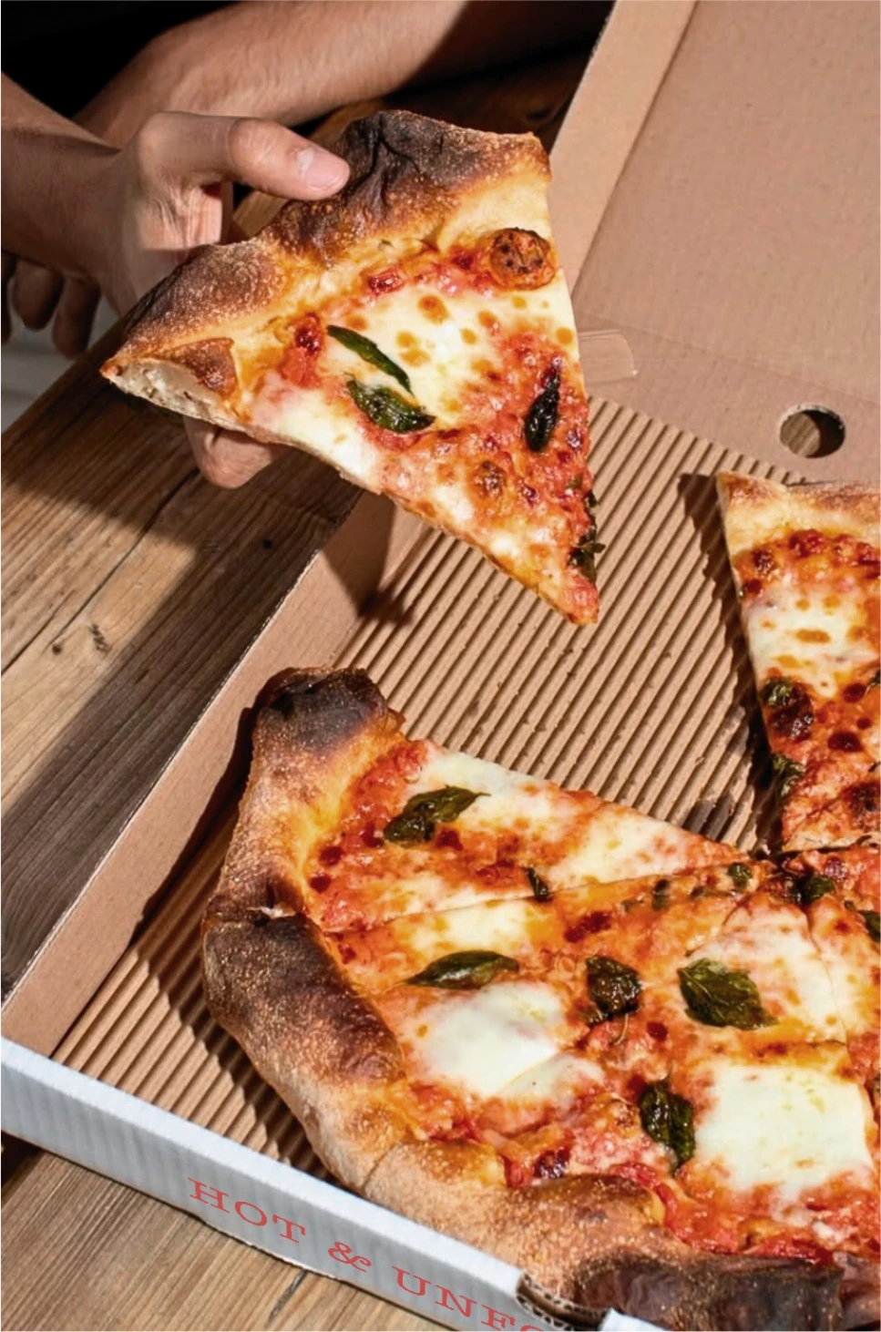 Porción de pizza servida en Ciao