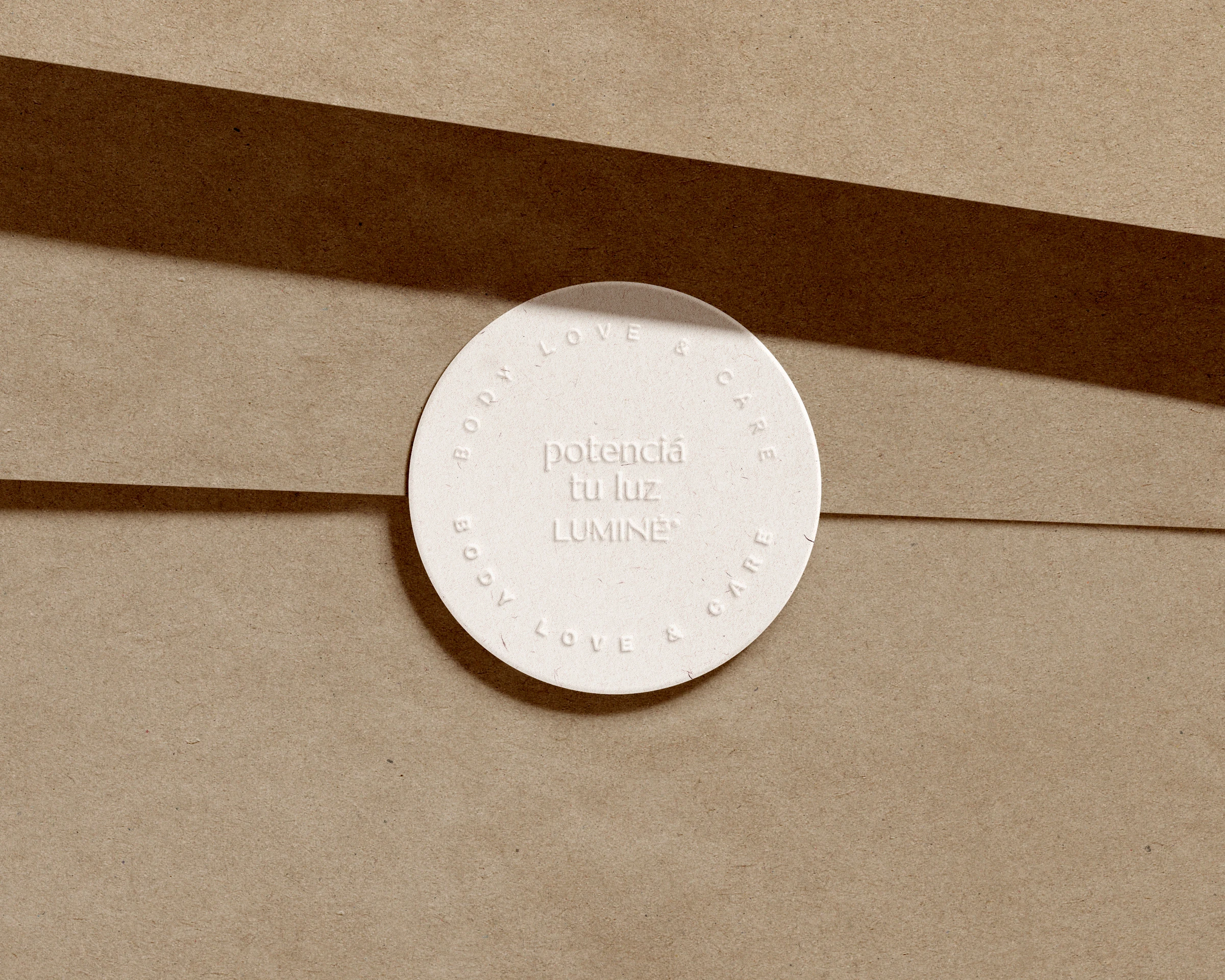 Sticker de Luminé aplicado a packaging