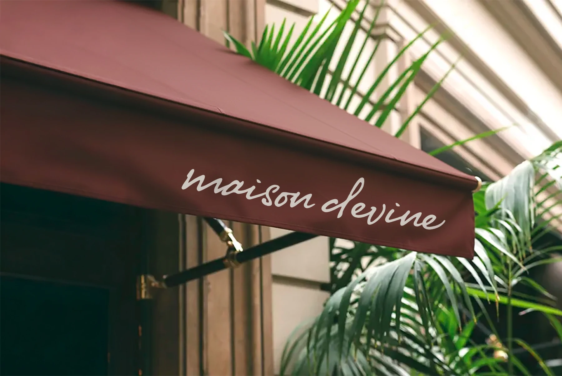 Toldo exterior de Maison Devine con la identidad aplicada