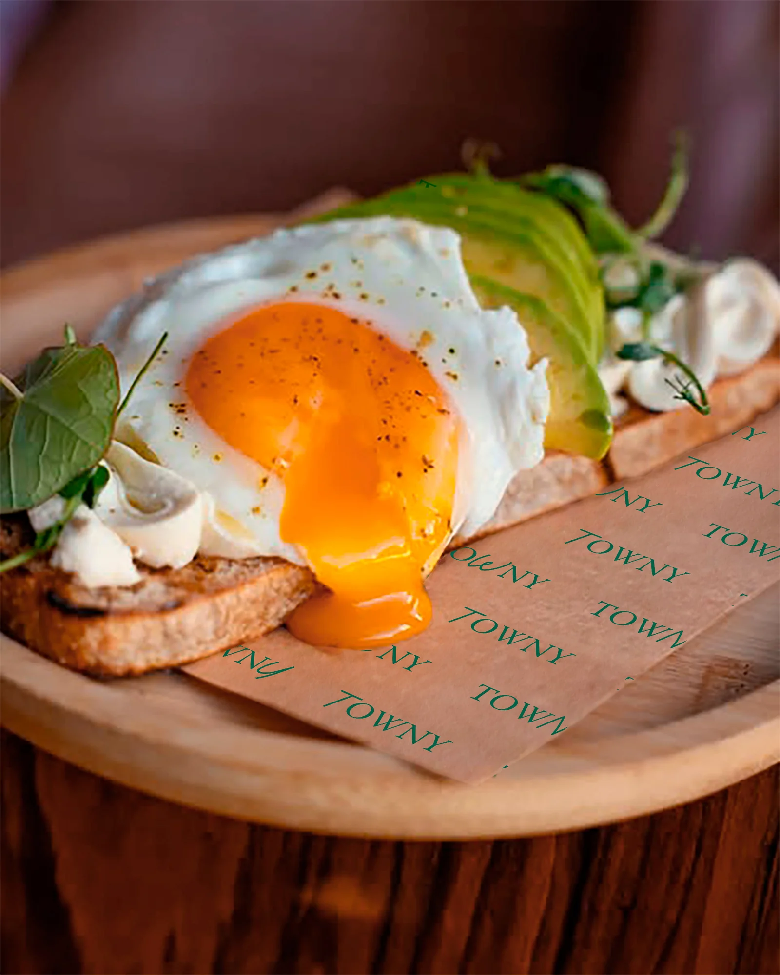 Avocado toast con papel de marca Towny