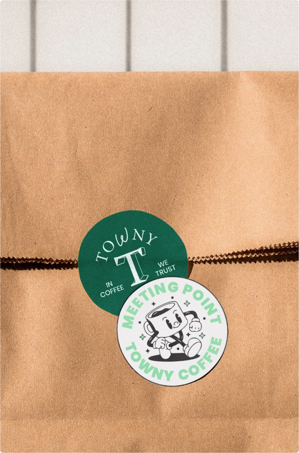 Sticker de Towny aplicado en bolsa kraft