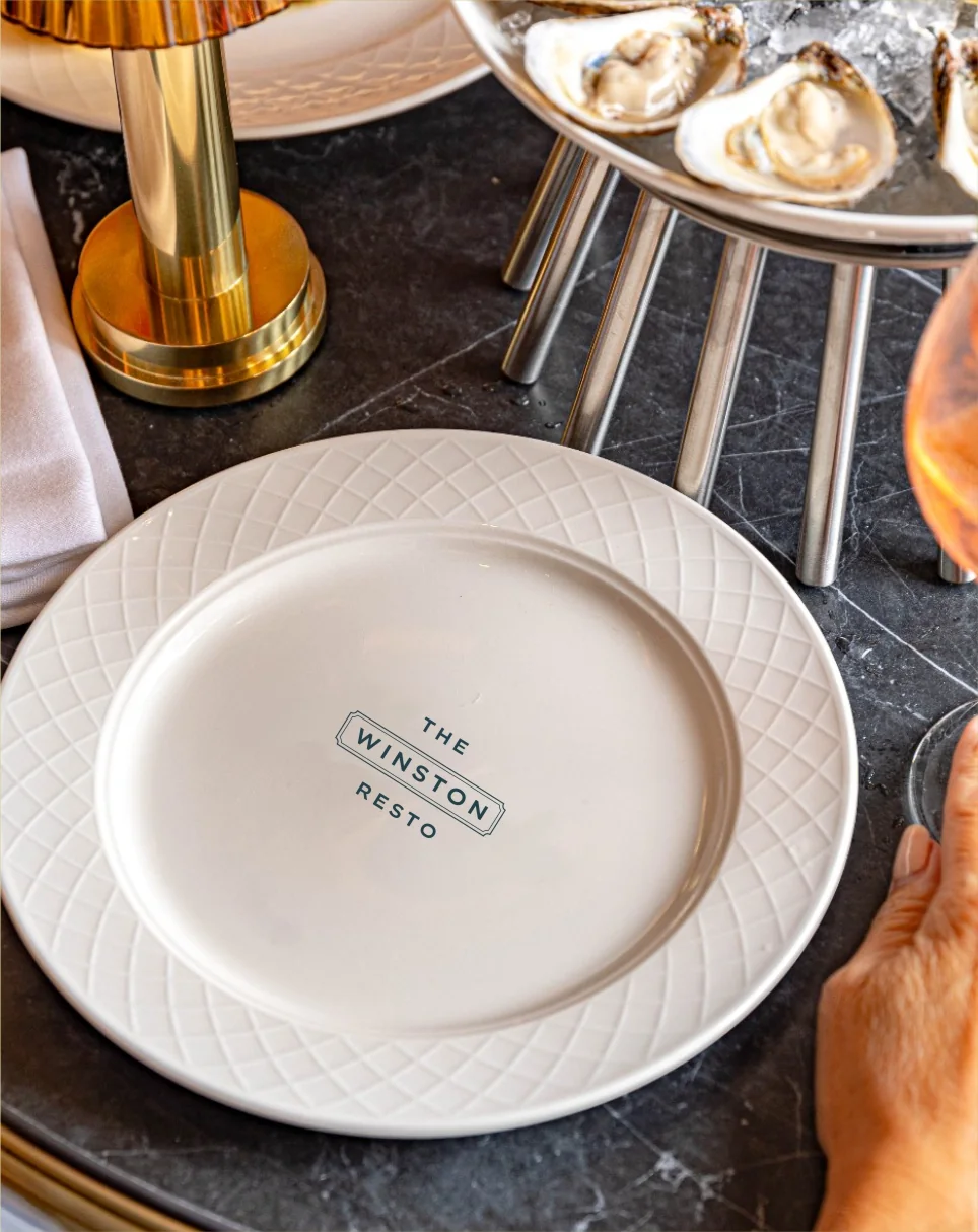 Plato de Winston como parte de la experiencia de marca
