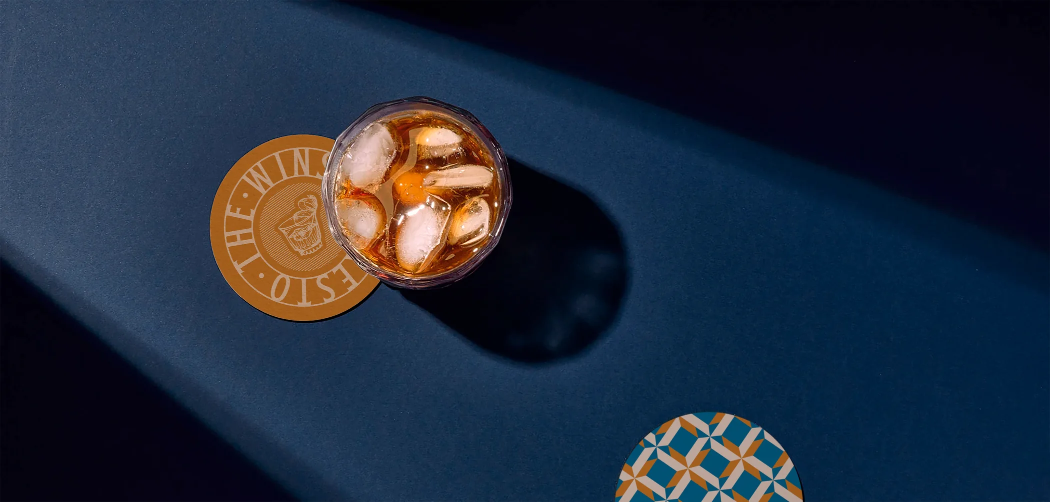 Whisky y posavasos con la identidad de Winston